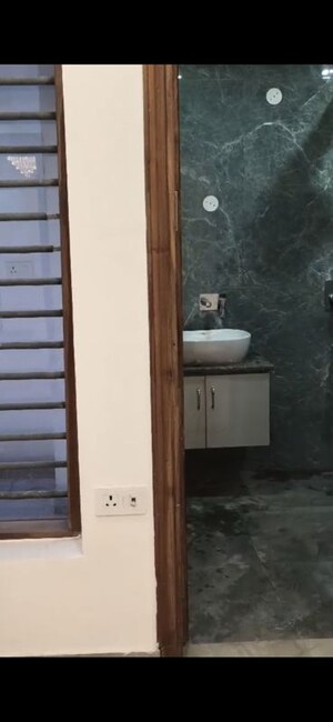 Room in 3 BHK Builder Floor at BPTP District, Sector 81 – for Rent