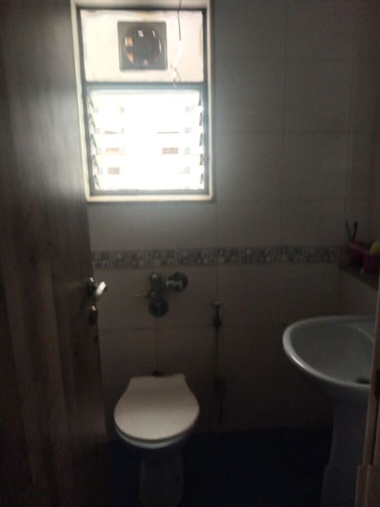 Bathroom, raheja-garden-estate 3 Bedroom 1200 Sq.Ft. Apartment In Midc Colony Thane 10457255