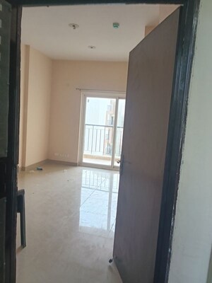 Room in 2 BHK Apartment at Amrapali Dream Valley – for Rent