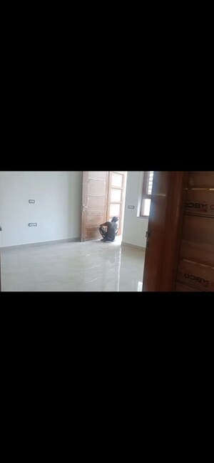 Room in 4 BHK Builder Floor at Sector 85 – for Rent