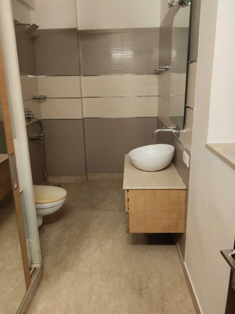 Bathroom, chittaranjan park 2 Bedroom 75 Sq.Yd. Builder Floor In Chittaranjan Park Delhi 10455209