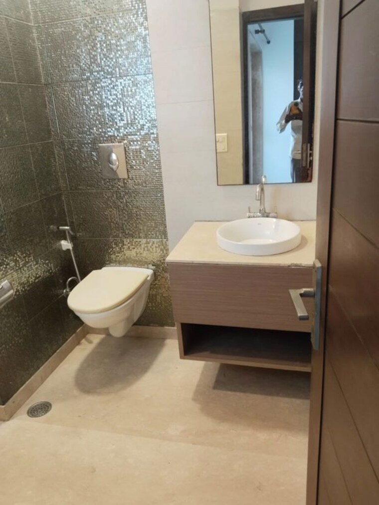 Bathroom, chittaranjan park 2 Bedroom 75 Sq.Yd. Builder Floor In Chittaranjan Park Delhi 10455209