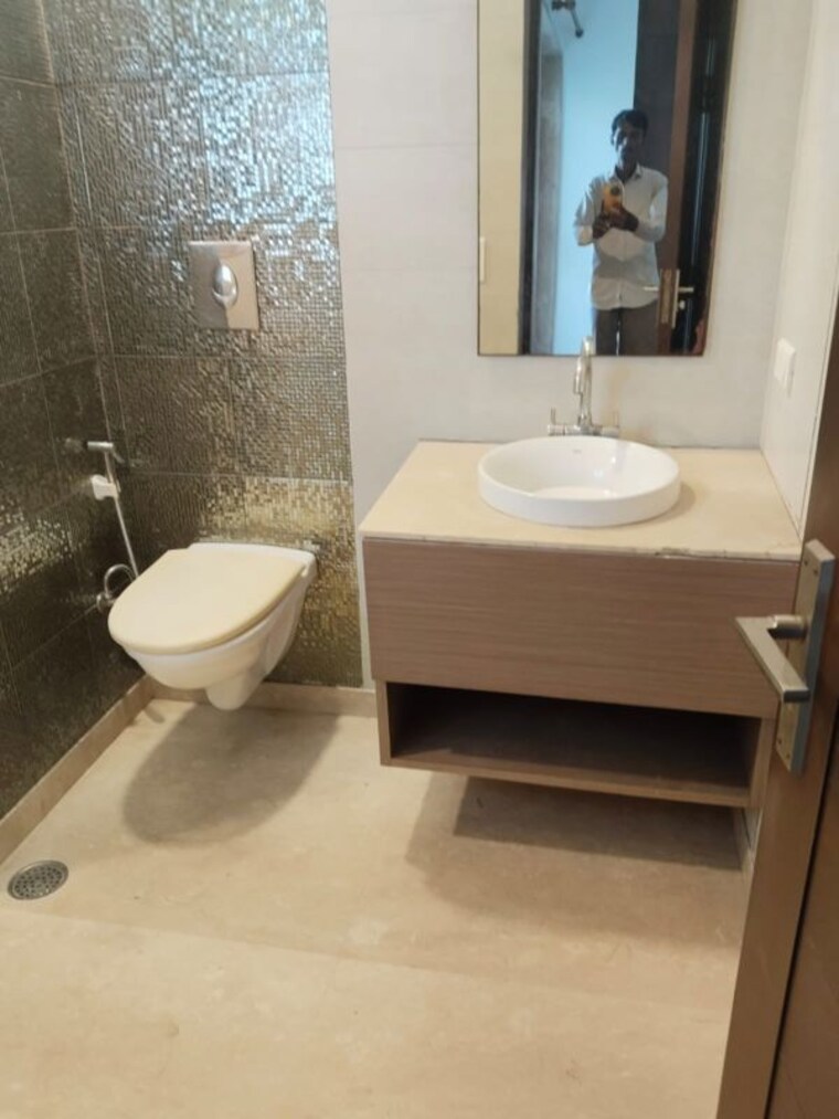 Bathroom, chittaranjan park 2 Bedroom 75 Sq.Yd. Builder Floor In Chittaranjan Park Delhi 10455209