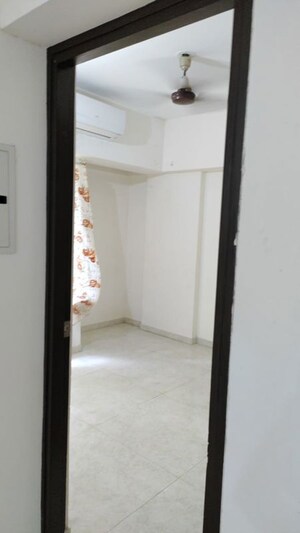 Room in 1 BHK Apartment at Lodha Amara, Kolshet Road – for Sale