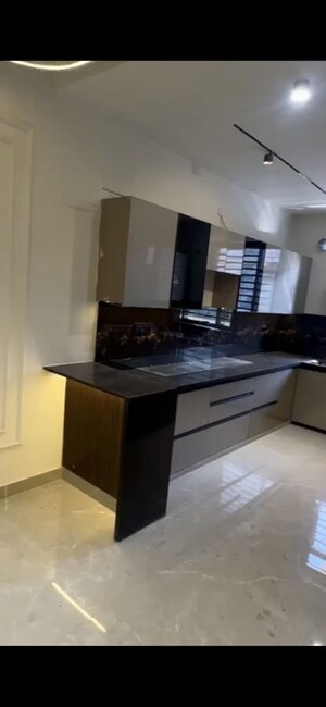 Kitchen in 3.5 BHK Builder Floor at BPTP District Faridabad, Sector 81 – for Rent