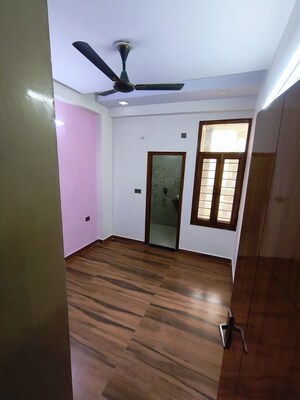 Room in 2 BHK Builder Floor at Niti Khand I – for Rent