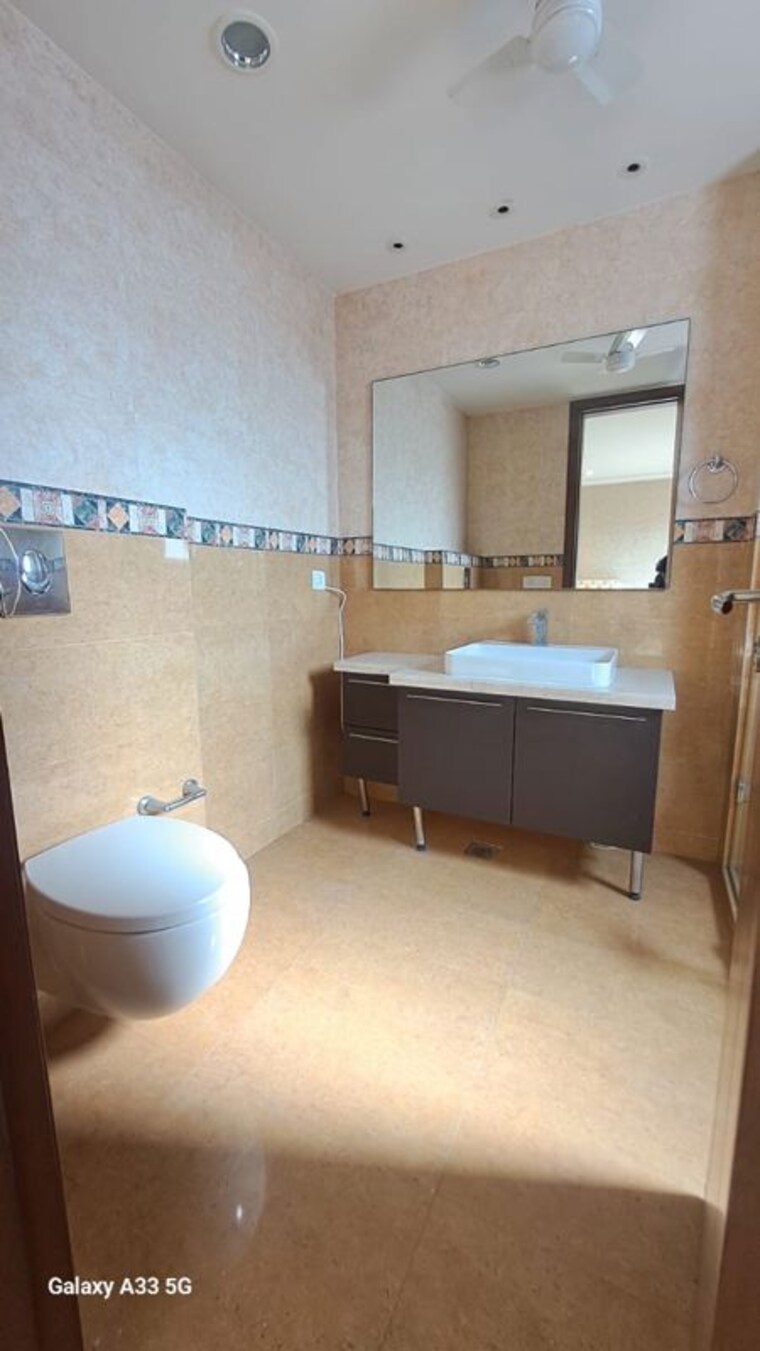 Bathroom, safdarjung enclave 3 Bedroom 2700 Sq.Ft. Builder Floor In Safdarjung Enclave Delhi 10457478