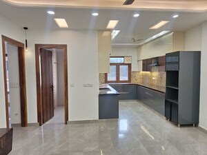 Room in 3 BHK Builder Floor at Vipul World Floors, Sector 48 – for Rent