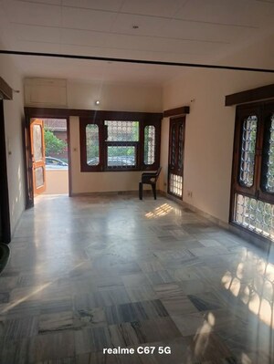 Room in 2 BHK Builder Floor at Sector 15 – for Rent