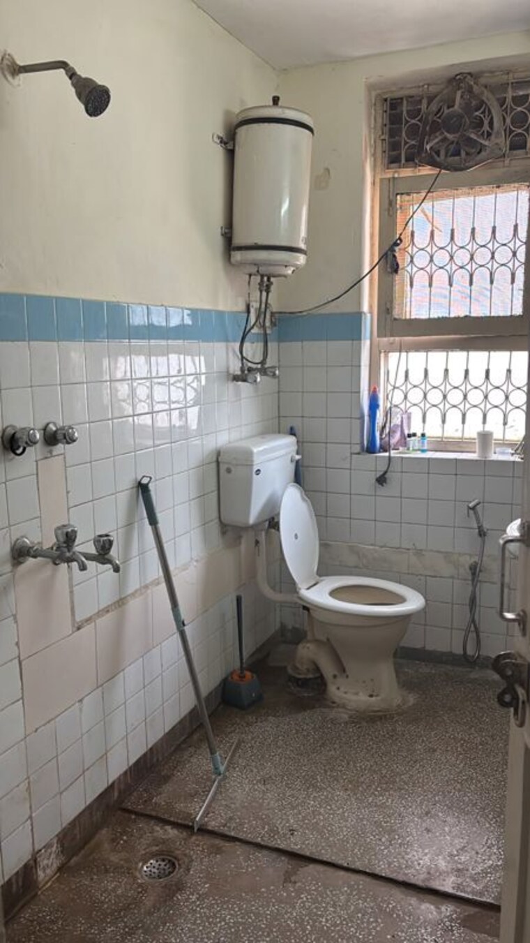 Bathroom, dlf-express-greens 2 Bedroom 150 Sq.Yd. Apartment In Manesar Sector 1a Gurgaon 10457505