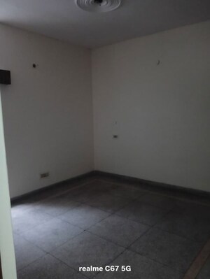Room in 3 BHK Builder Floor at Sector 15 – for Rent
