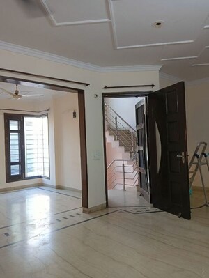 Building Lobby in 3 BHK Builder Floor at Sector 17 – for Rent