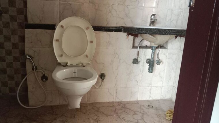 Bathroom, mahagun-mirabella 3 Bedroom 1730 Sq.Ft. Apartment In Sector 79 Noida 10457639