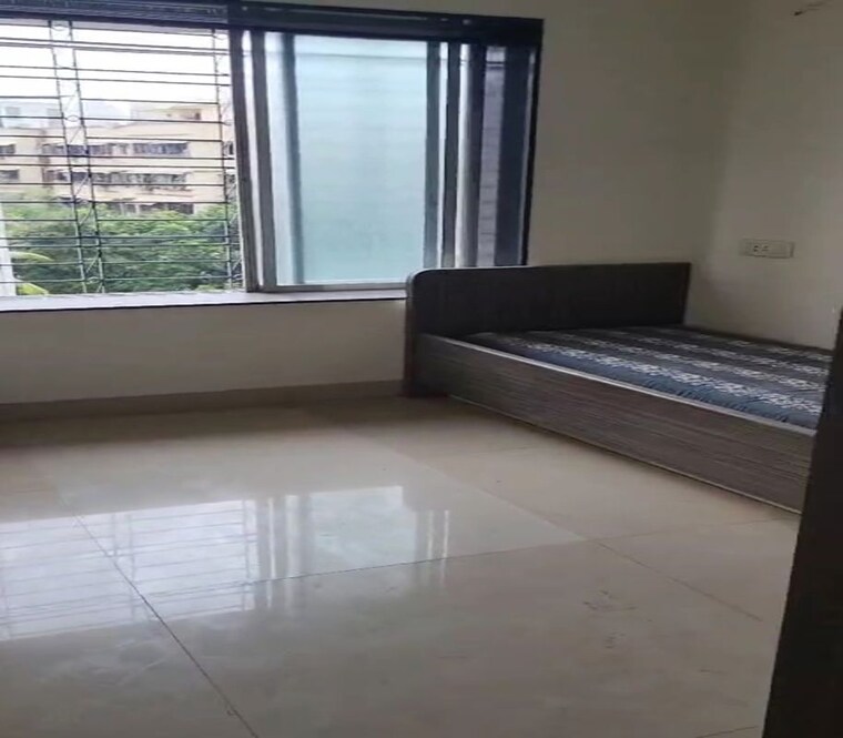 Room, dadar east 4 Bedroom 1200 Sq.Ft. Apartment In Dadar East Mumbai 10457692