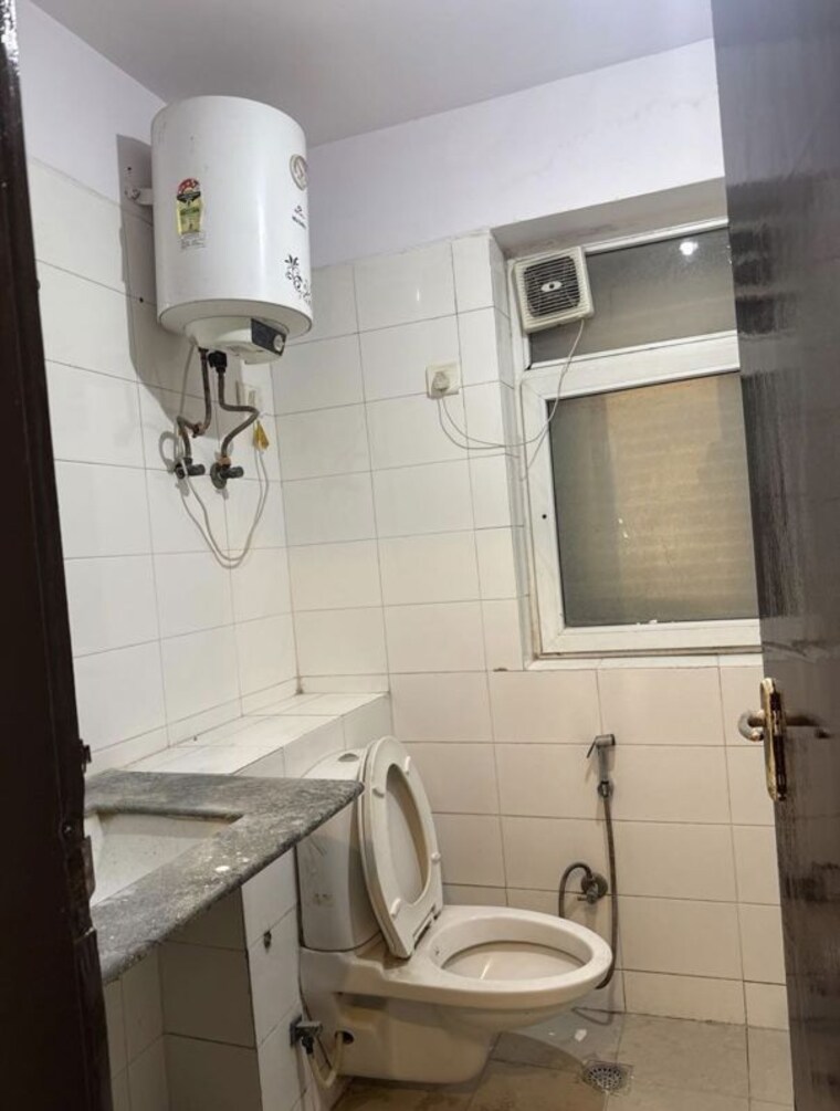 Bathroom, bptp-park-grandeura 3 Bedroom 2353 Sq.Ft. Apartment In Sector 82 Faridabad 10457703
