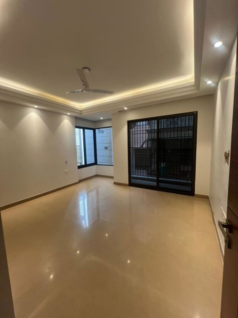 Room, kailash colony 4 Bedroom 320 Sq.Yd. Builder Floor In Kailash Colony Delhi 10457589