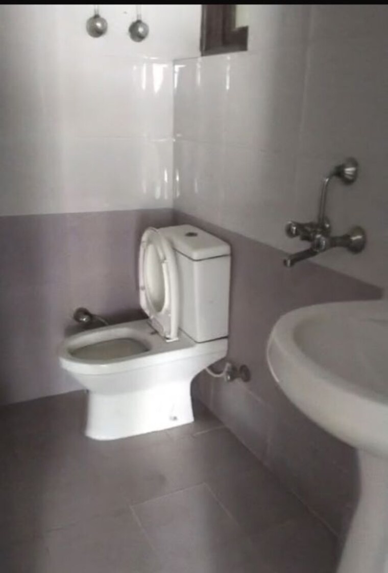 Bathroom, bankey-bihari-aggarwal-heights 2 Bedroom 1100 Sq.Ft. Apartment In Raj Nagar Extension Ghaziabad 10457737