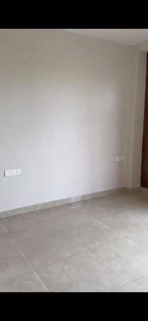Room in 3 BHK Builder Floor at BPTP District Faridabad, Sector 81 – for Rent