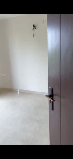 Room in 3 BHK Builder Floor at BPTP District Faridabad, Sector 81 – for Rent