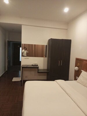 Bedroom in  Pg at Islampur – for Rent