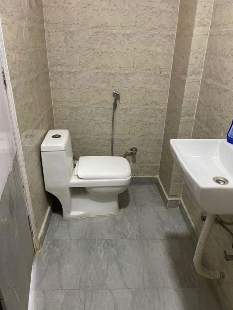 Bathroom, panchsheel vihar 3 Bedroom 1500 Sq.Ft. Builder Floor In Panchsheel Vihar Delhi 10457834