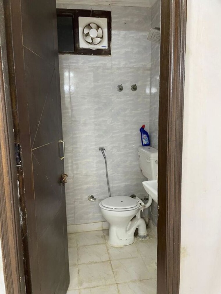 Bathroom, panchsheel vihar 3 Bedroom 1500 Sq.Ft. Builder Floor In Panchsheel Vihar Delhi 10457834