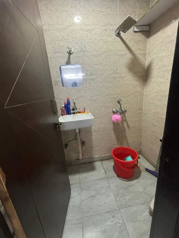 Bathroom, panchsheel vihar 3 Bedroom 1500 Sq.Ft. Builder Floor In Panchsheel Vihar Delhi 10457834