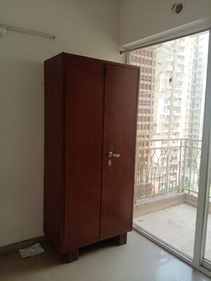 Room in 2.5 BHK Apartment at Mahagun Mywoods, Sector 16c Greater Noida – for Rent