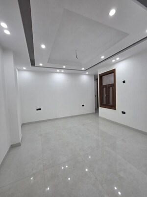 Room in 4 BHK Builder Floor at Green Fields Colony – for Sale