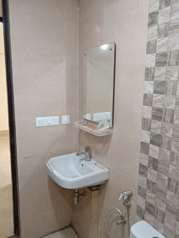 Bathroom, signature-global-park 2 Bedroom 845 Sq.Ft. Builder Floor In Sohna Sector 36 Gurgaon 10457913