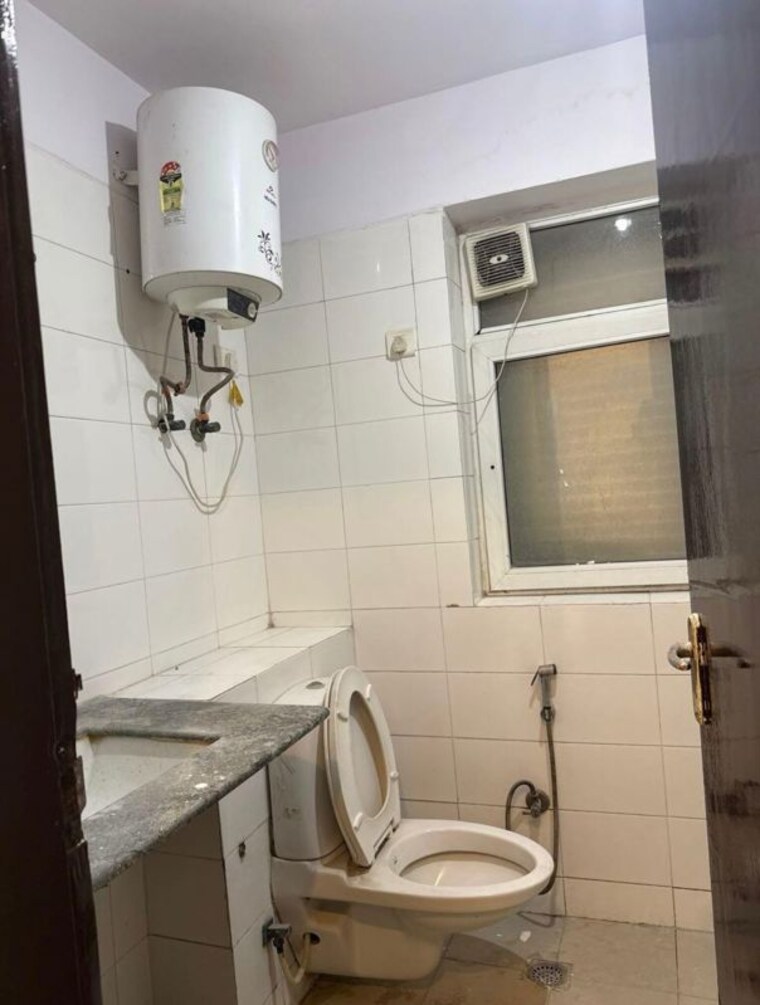 Bathroom, bptp-park-grandeura 3 Bedroom 2032 Sq.Ft. Apartment In Sector 82 Faridabad 10457935
