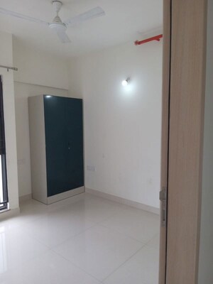 Room in 2 BHK Apartment at Kumar Palmspring Towers, Undri – for Rent