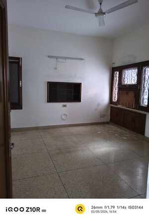 Room in 3 BHK Builder Floor at Naraina – for Rent