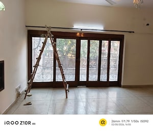 Room in 3 BHK Builder Floor at Naraina – for Rent