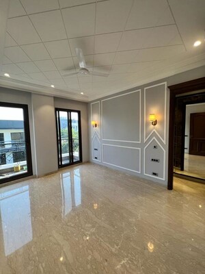 Room in 3 BHK Builder Floor at Sector 57 – for Rent