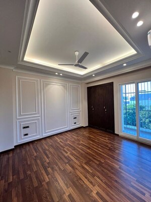 Room in 3 BHK Builder Floor at Sushant Lok Iii – for Rent