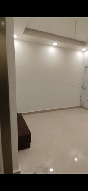 Room in 3 BHK Builder Floor at Sector 85 – for Rent