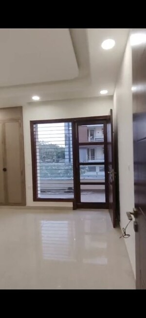 Room in 3 BHK Builder Floor at Sector 85 – for Rent