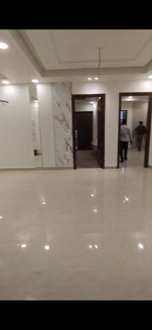 Room in 3 BHK Builder Floor at Sector 85 – for Rent