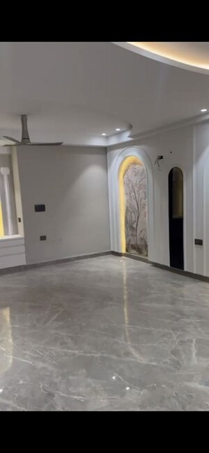 Building Lobby in 3 BHK Builder Floor at Sector 85 – for Rent