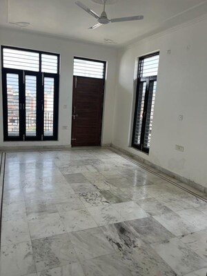 Room in 4 BHK Builder Floor at Sector 85 – for Rent
