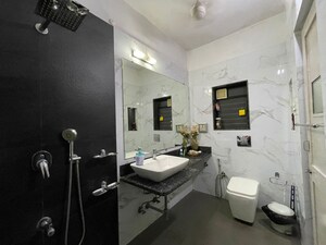 Team Area in 3 BHK Apartment at Prabhadevi – for Rent
