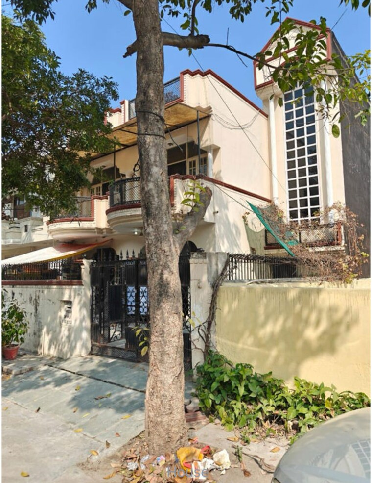 Exterior View, sector 31 6+ Bedroom 250 Sq.Mt. Independent House In Sector 31 Noida 10458243