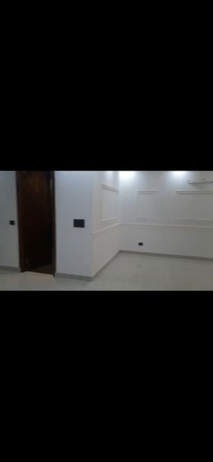 Room in 4 BHK Builder Floor at BPTP Eden Estate, Sector 81 – for Rent