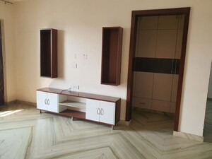 Room in 3 BHK Builder Floor at Sector 75 – for Rent