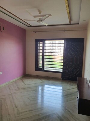 Room in 3 BHK Builder Floor at Sector 75 – for Rent