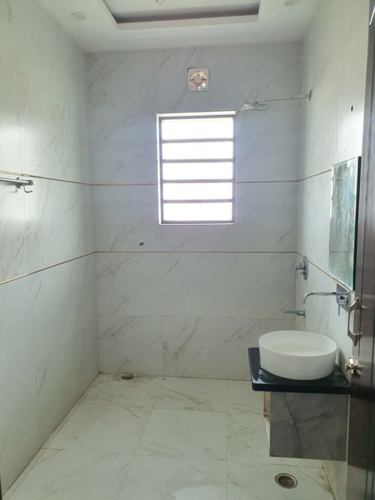 Bathroom, sector 75 3 Bedroom 300 Sq.Yd. Builder Floor In Sector 75 Faridabad 10458314