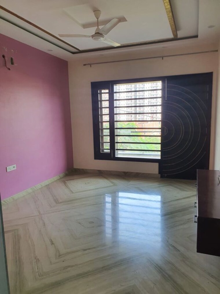 Room, sector 75 3 Bedroom 300 Sq.Yd. Builder Floor In Sector 75 Faridabad 10458314