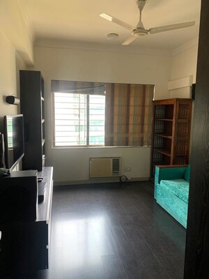 Room in 3 BHK Apartment at Raheja Sherwood, Goregaon East – for Rent