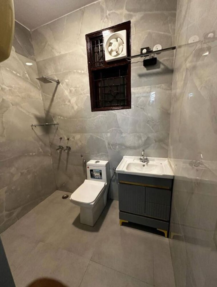 Bathroom, dlf-cyber-city 1 Bedroom 866 Sq.Ft. Apartment In Sector 24 Gurgaon 10458432